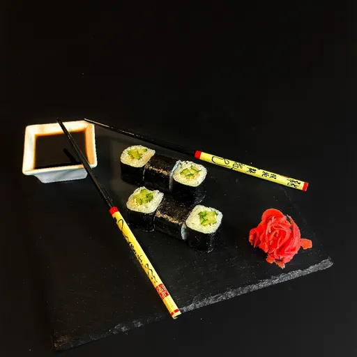 Ролл с огурцом и кунжутом