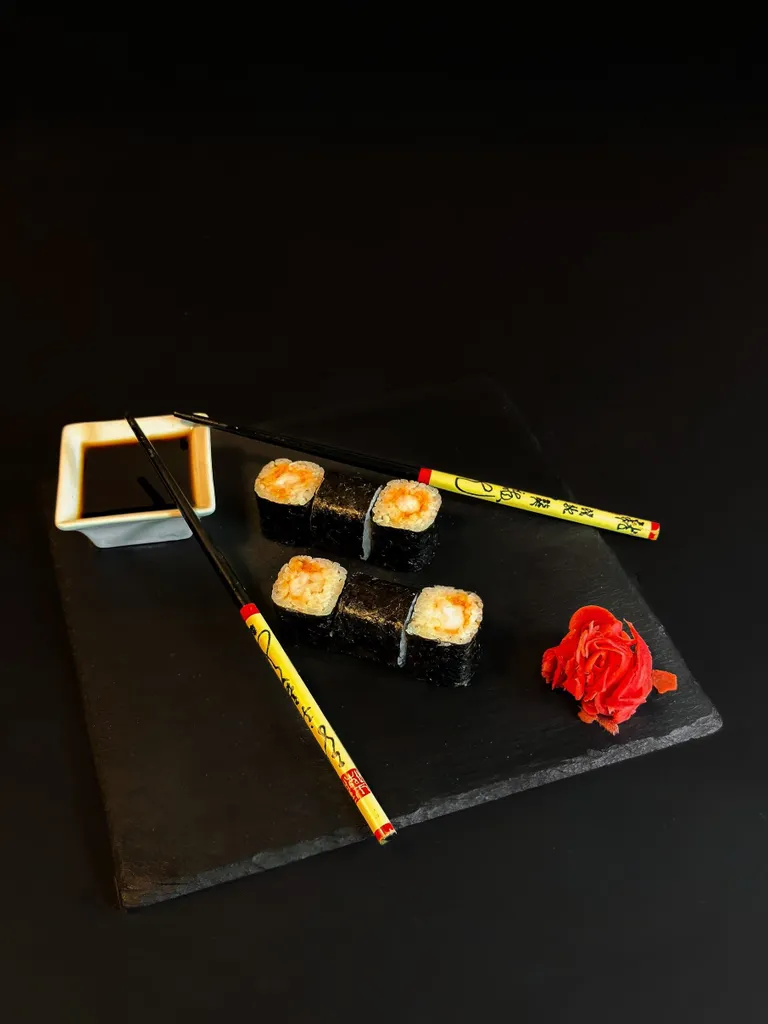 Ролл с тигровой креветкой