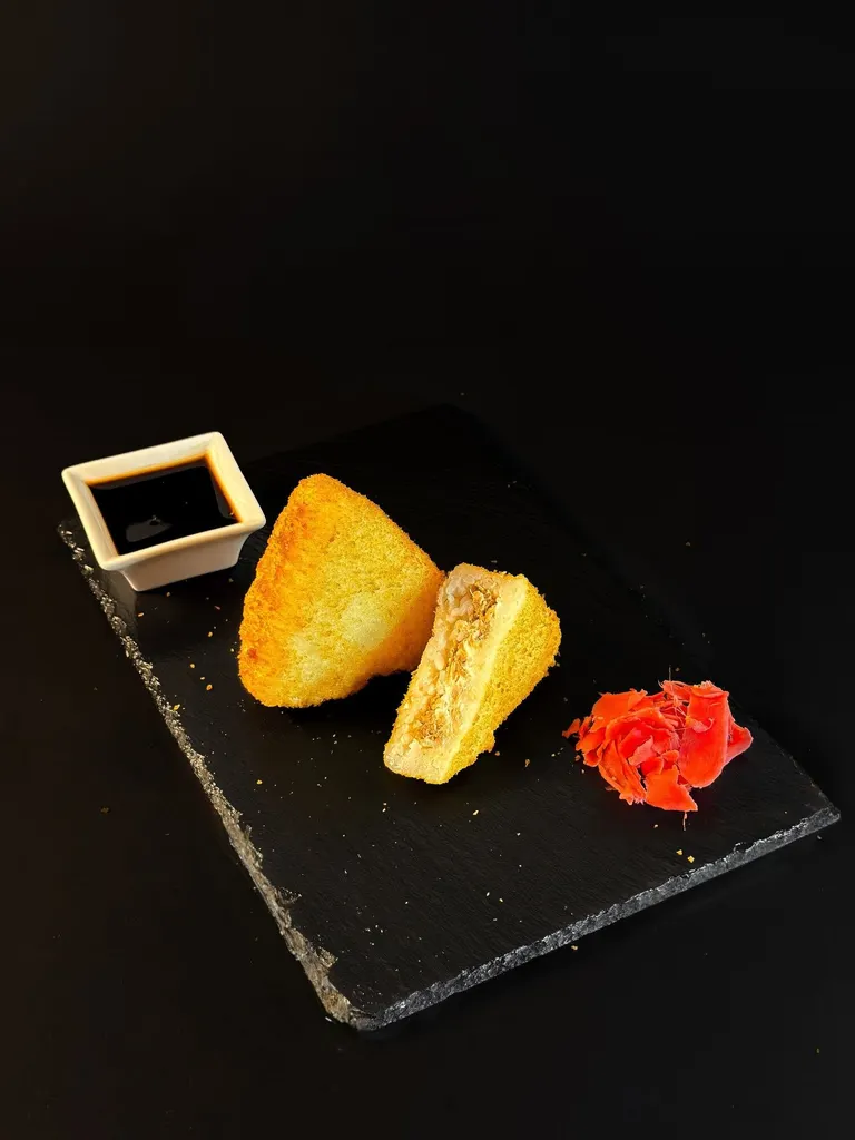 Онигири с жаренным лососем