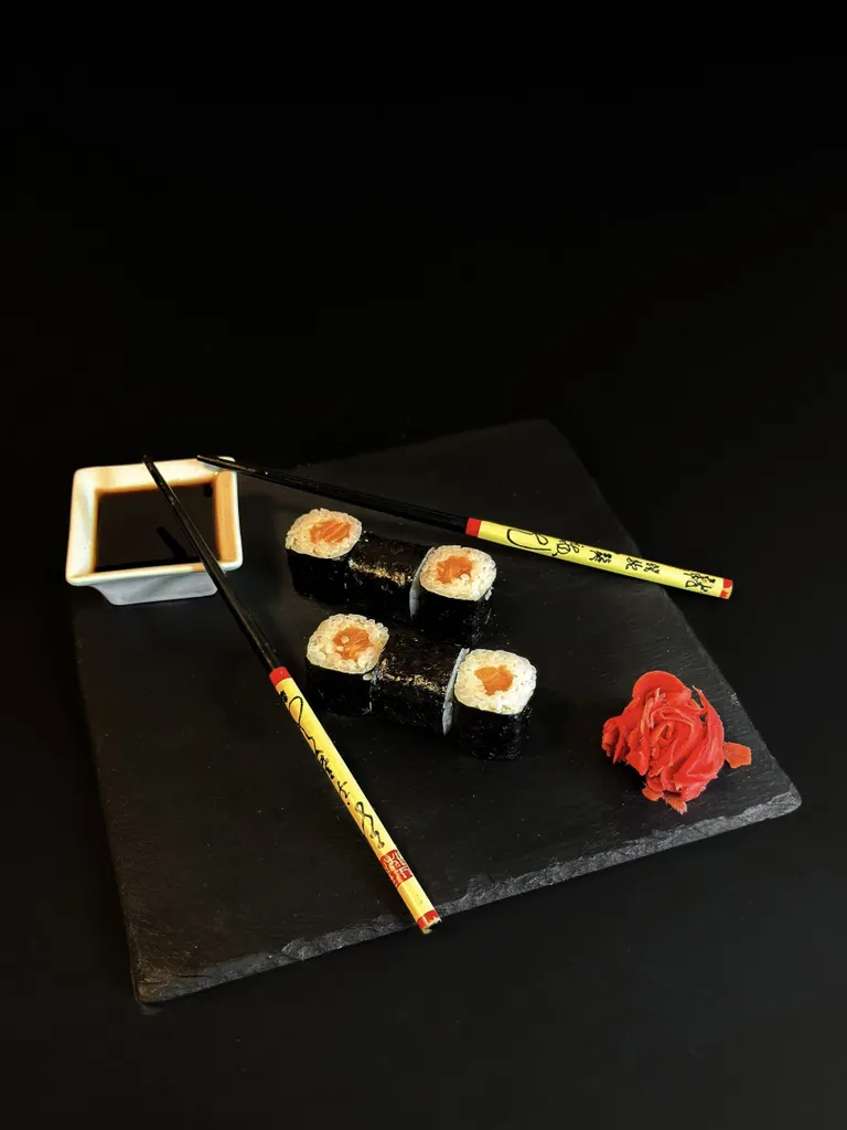 Ролл с лососем