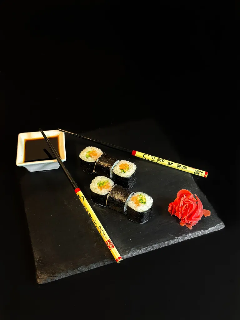 Ролл с лососем и огурцом