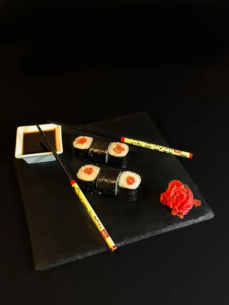 Ролл с тунцом