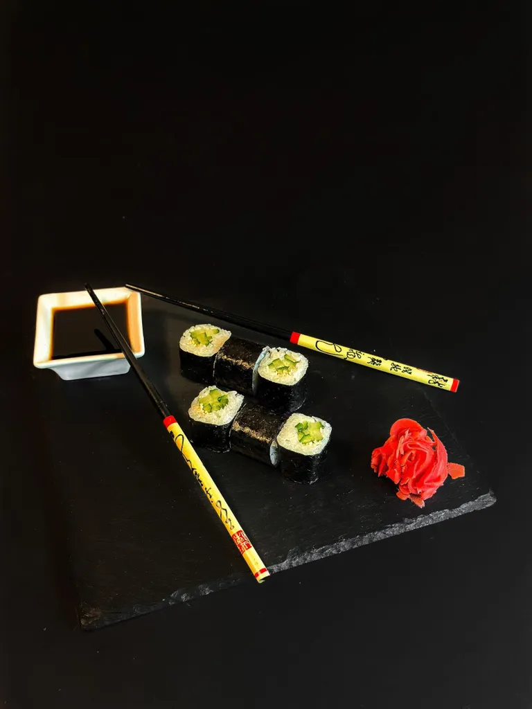 Ролл с огурцом и кунжутом