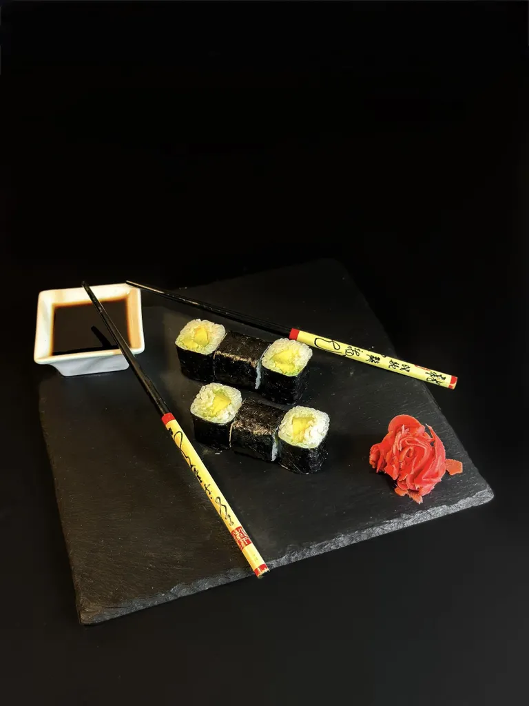 Ролл с авокадо